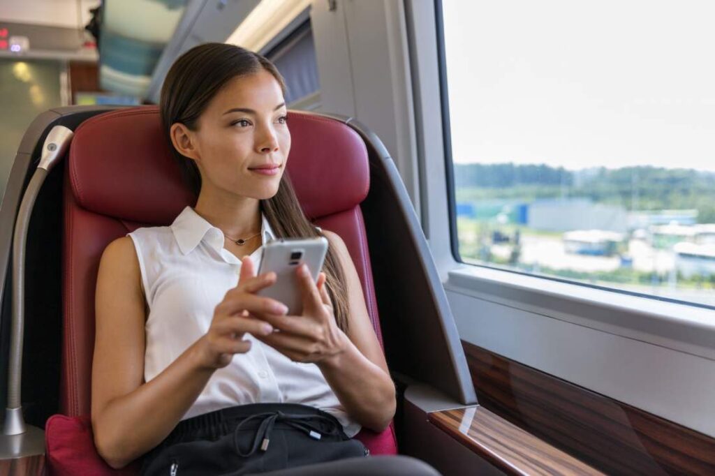 Woman, smartphone, on the move, smile, window seat, view, application, applications, requirements, user story, user-centered design