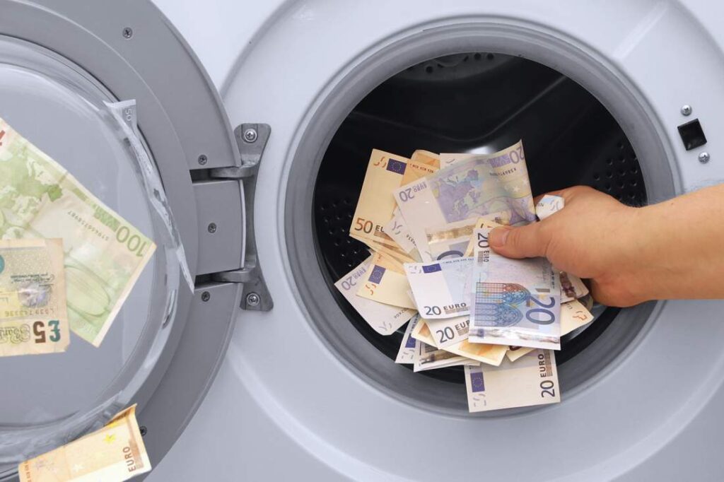 banknotes, 20-euro bills, 50-euro bills, money laundering, washing machine, fraud, scandal, compliance violations, solution approach, agile management, compliance "built-in"