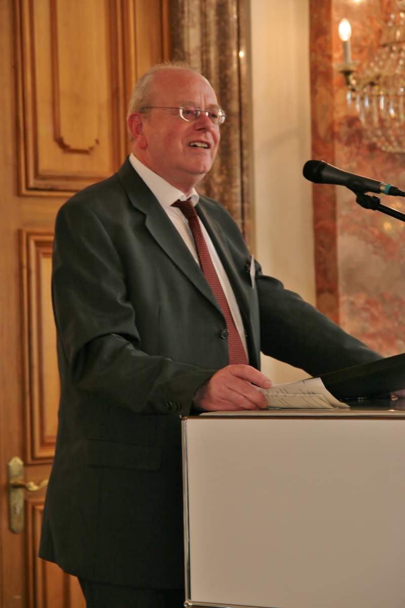 Wolfgang Schnober hält eine Festrede bei der Fünfjahresfeier der TCI