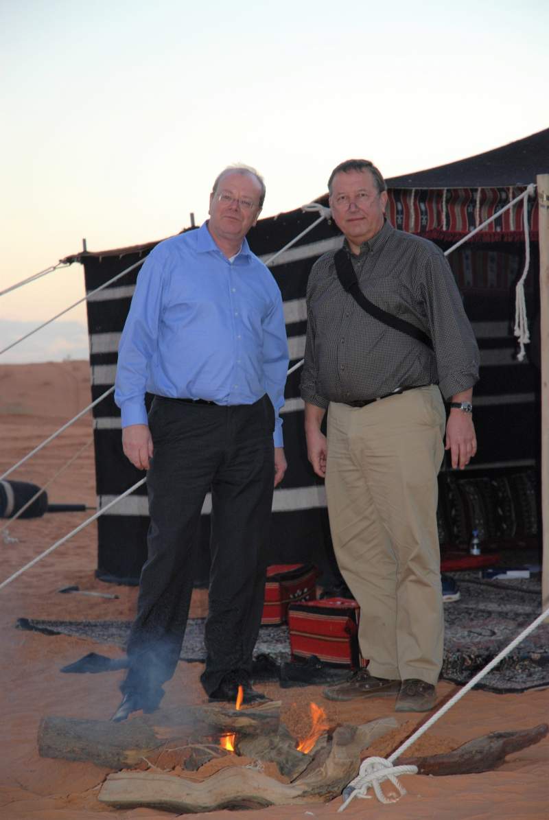 TCI-Gründer WOlfgang Schnober und Wolfgang Hellriegel in der Wüste vor einem Zelt